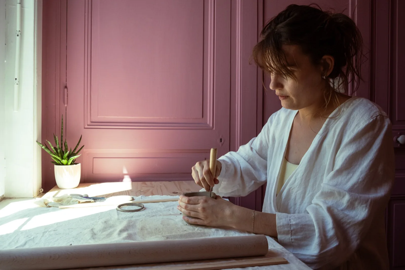 Au travail à l'établi, dans la lumière du matin